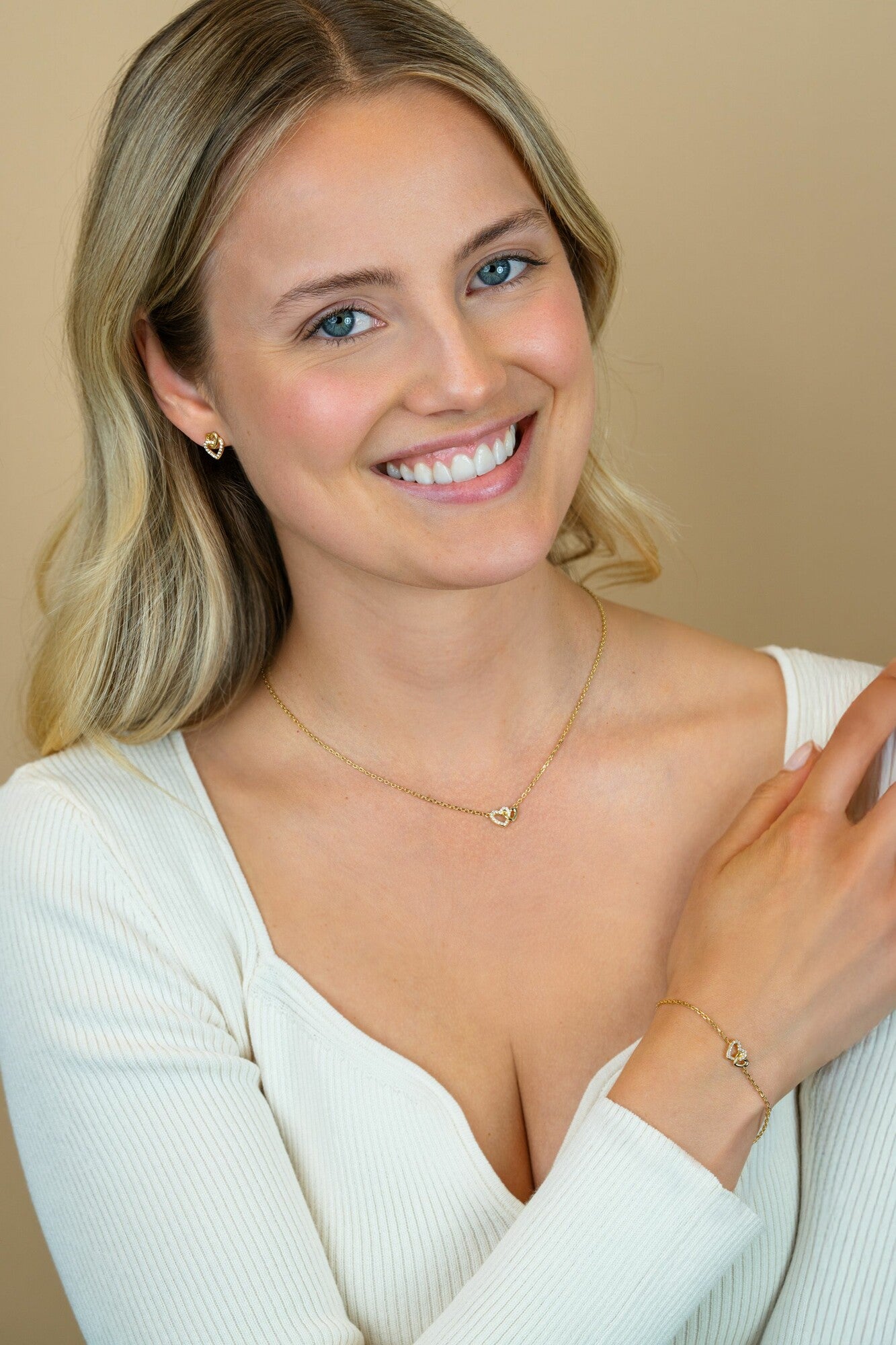 Aurrelia | Linked Hearts Bracelet